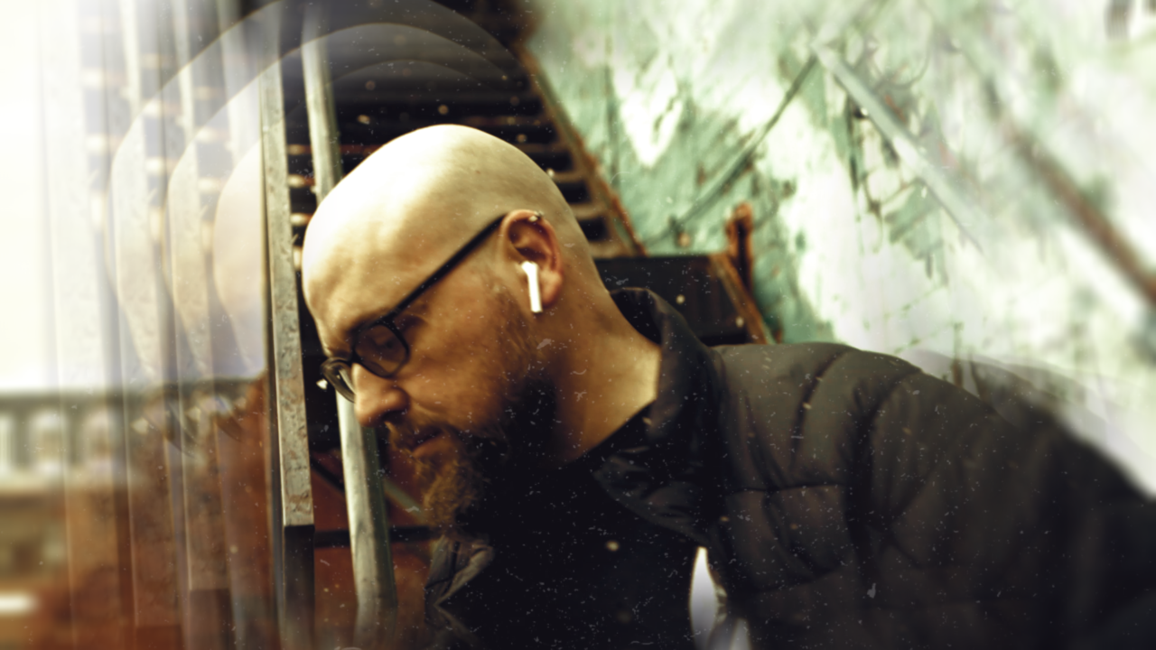 Airport by Seth Race (ALL PROPS INCLUDED) Perform appearances, vanishes and transpositions with your earbuds. Comes complete with EVERYTHING you need.